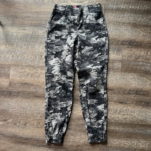 Spanx Stretch Mid Rise Twill Jogger Pants Black Wash Camo Women's Size M Cargo - Picture 4 of 8